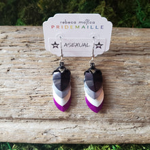 Load image into Gallery viewer, Chainmail Asexual Scale Earrings