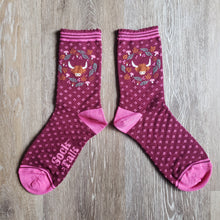 Load image into Gallery viewer, Highland Cow Wreath Pattern Bamboo Socks