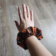 Load image into Gallery viewer, Halloween Stripe Print Scrunchies