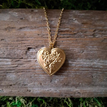 Load image into Gallery viewer, Heart-shaped Vintage Locket