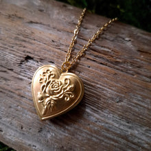 Load image into Gallery viewer, Heart-shaped Vintage Locket