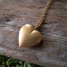 Load image into Gallery viewer, Heart-shaped Vintage Locket