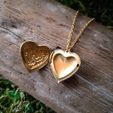 Load image into Gallery viewer, Heart-shaped Vintage Locket