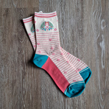 Load image into Gallery viewer, Spring Lovebird Bamboo Socks