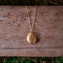 Load image into Gallery viewer, Tiny Embossed Oval Vintage Locket