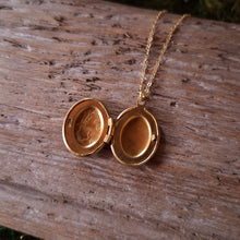 Load image into Gallery viewer, Tiny Embossed Oval Vintage Locket