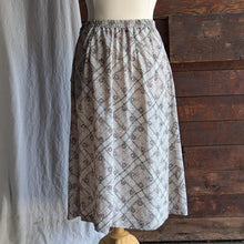 Load image into Gallery viewer, 90s Vintage Plus Size Tan Poly Midi Skirt