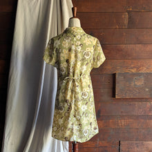 Load image into Gallery viewer, 90s Vintage Light Green Floral Shirtdress