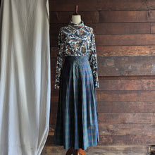 Load image into Gallery viewer, 90s Vintage White and Paisley Printed Turtleneck