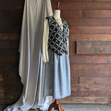 Load image into Gallery viewer, 90s Vintage Black Embroidered Lattice Vest