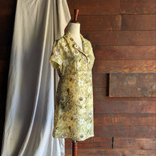 Load image into Gallery viewer, 90s Vintage Light Green Floral Shirtdress