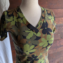 Load image into Gallery viewer, 90s Vintage Green and Brown Floral Print Tee