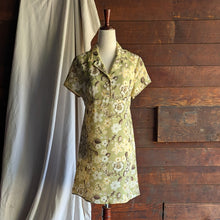 Load image into Gallery viewer, 90s Vintage Light Green Floral Shirtdress