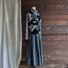 Load image into Gallery viewer, 90s Vintage White and Paisley Printed Turtleneck