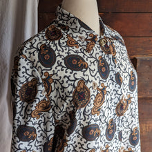 Load image into Gallery viewer, 80s Vintage Plus Size Swirling Crest Blouse