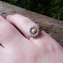 Load image into Gallery viewer, Sterling Silver Daisy Ring (size 7-8)