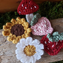 Load image into Gallery viewer, Crochet Flower Hairclip