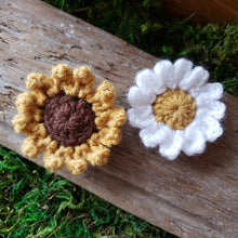Load image into Gallery viewer, Crochet Flower Hairclip