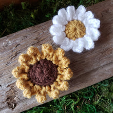 Load image into Gallery viewer, Crochet Flower Hairclip