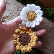 Load image into Gallery viewer, Crochet Flower Hairclip