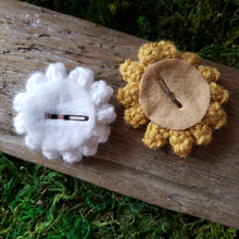 Load image into Gallery viewer, Crochet Flower Hairclip
