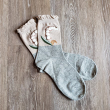 Load image into Gallery viewer, Textured Lily-of-the-Valley Socks
