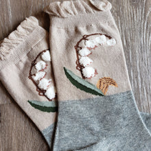 Load image into Gallery viewer, Textured Lily-of-the-Valley Socks
