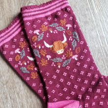 Load image into Gallery viewer, Highland Cow Wreath Pattern Bamboo Socks
