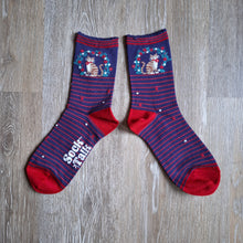 Load image into Gallery viewer, Cat Wreath Pattern Bamboo Socks
