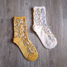 Load image into Gallery viewer, Dense Floral Meadow Socks
