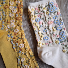 Load image into Gallery viewer, Dense Floral Meadow Socks
