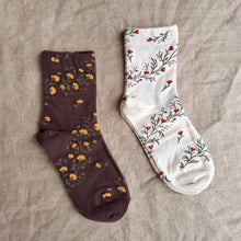 Load image into Gallery viewer, Flowing Floral Socks
