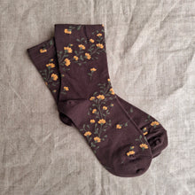 Load image into Gallery viewer, Flowing Floral Socks
