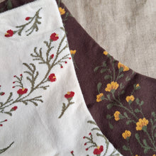 Load image into Gallery viewer, Flowing Floral Socks
