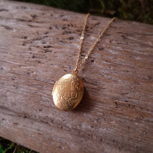 Load image into Gallery viewer, Tiny Embossed Oval Vintage Locket
