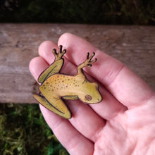 Load image into Gallery viewer, Tree Frog Leather Brooch
