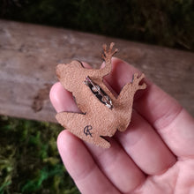 Load image into Gallery viewer, Tree Frog Leather Brooch
