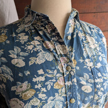 Load image into Gallery viewer, 90s Vintage Teal Floral Print Button Up Shirt
