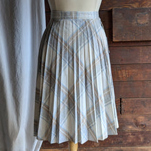 Load image into Gallery viewer, 80s Vintage Plus Size Pale Plaid Pleated Skirt
