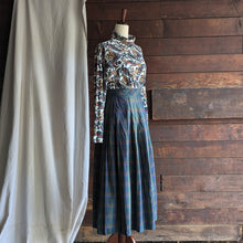 Load image into Gallery viewer, 80s/90s Vintage Green Plaid Pleated Maxi Skirt
