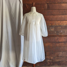 Load image into Gallery viewer, Vintage Off-White Nylon Peignoir
