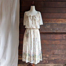 Load image into Gallery viewer, 70s Vintage Blouson Polyester Prairie Dress with Pockets

