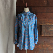 Load image into Gallery viewer, 70s/80s Vintage Homemade Blue Floral Blouse
