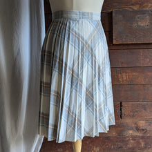 Load image into Gallery viewer, 80s Vintage Plus Size Pale Plaid Pleated Skirt
