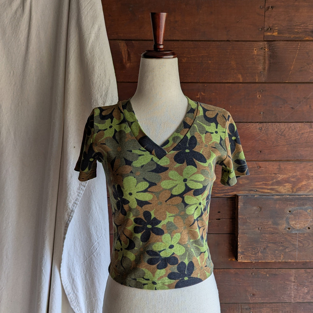 90s Vintage Green and Brown Floral Print Tee