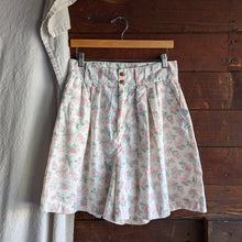 Load image into Gallery viewer, 90s Vintage White Floral High Rise Shorts
