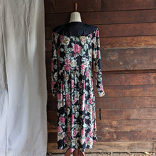 Load image into Gallery viewer, 80s/90s Vintage Black Floral Dress with Large Collar
