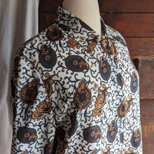 Load image into Gallery viewer, 80s Vintage Plus Size Swirling Crest Blouse
