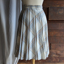 Load image into Gallery viewer, 80s Vintage Plus Size Pale Plaid Pleated Skirt
