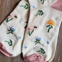 Load image into Gallery viewer, Bright Spring Floral Socks
